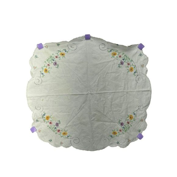 Vintage Linen White Table Cloth Hand Embroidered Flowers 34" X‎ 31.5" - Picture 2 of 5